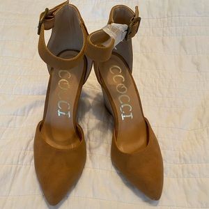 Wedged closed toe strappy sandals